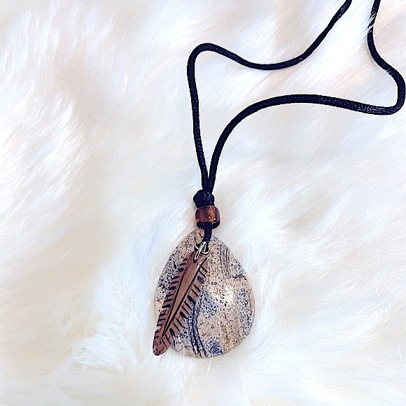✨HP✨🆕 Boho Healing Speckled Jasper Stone w/Wooden Carved Feather Charm Necklace - Picture 2 of 14